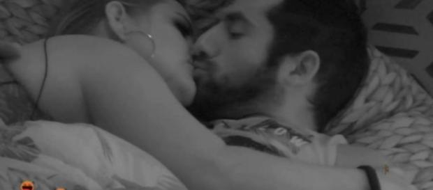 Kaysar e Patrícia vão pra debaixo do edredom no BBB18. (foto reprodução). Kaysar e Patrícia vão pra debaixo do edredom no BBB18. (foto reprodução).