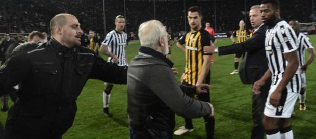 Vidéo. Grèce : Un président de club envahit le terrain avec une arme à feu Vidéo. Grèce : Un président de club envahit le terrain avec une arme à feu
