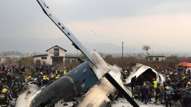 Incidente aereo nell'aeroporto di Kathmandu, in Nepal. Si contano almeno 50 morti.