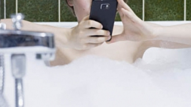 Quattordicenne &egrave; morto folgorato mentre ricaricava il cellulare in bagno