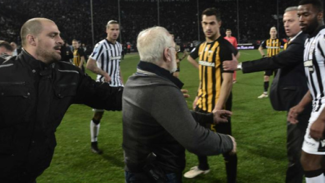 Vid&eacute;o. Gr&egrave;ce : Un pr&eacute;sident de club envahit le terrain avec une arme &agrave; feu