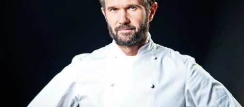 Il pizzaiolo napoletano Attilio Albachiara spiega a Carlo Cracco come fare la vera pizza.