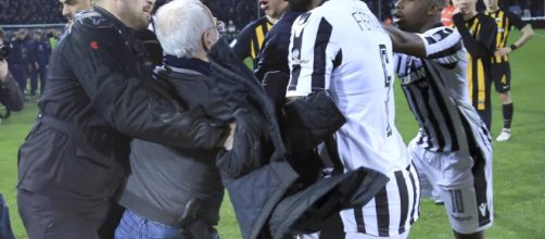 Ivan Savvidis, pistola nella fondina, placcato in campo