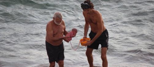 Quest'immagine mostra il bambino appena partorito dalla giovane donna russa nelle acque del Mar Rosso con il cordone ombelicale ancora attaccato.
