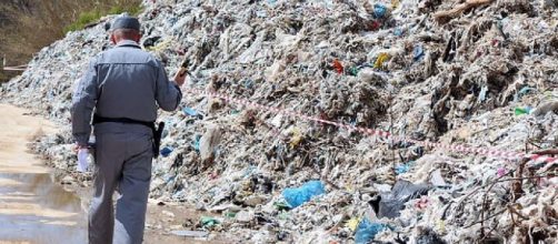 Scoperta discarica abusiva nel nolano: 4mila mq di rifiuti, denunciate due persone.