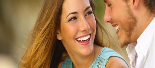 A mulher faz alguns sinais específicos quando está afim do homem A mulher faz alguns sinais específicos quando está afim do homem