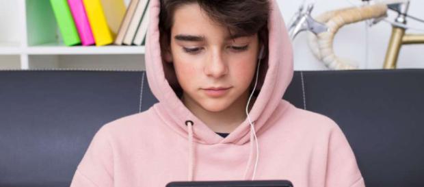 A qué edad debo darle un teléfono celular a mi hijo? | La Opinión - laopinion.com A qué edad debo darle un teléfono celular a mi hijo? | La Opinión - laopinion.com
