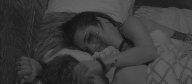 Breno e Paula movimentam edredom Breno e Paula movimentam edredom