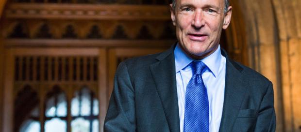 Tim Berners-Lee: "de una rica selección de blogs y sitios web ahora bajo el poderoso peso de unas pocas plataformas dominantes" Tim Berners-Lee: "de una rica selección de blogs y sitios web ahora bajo el poderoso peso de unas pocas plataformas dominantes"
