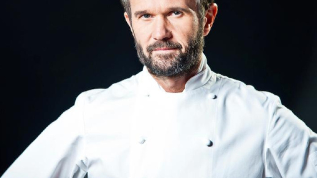 Il pizzaiolo napoletano Attilio Albachiara spiega a Carlo Cracco come fare la vera pizza.