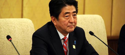 El Primer Ministro, Shinzo Abe, salpicado por un asunto de corrupción donde también entraría su mujer.