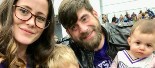 Jenelle Evans and David Eason pose with their kids. [Photo via Facebook]