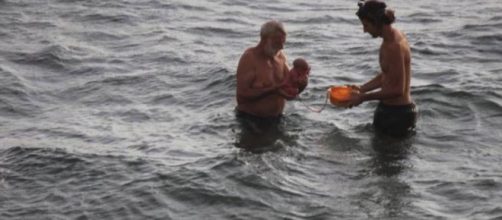 Turista russa partorisce nel Mar Rosso - corriere.it