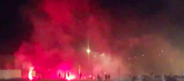 Des supporters de l'OL et de l'OM ont blessé policiers français et gardes basques (capture d'écran vidéo @siniecko) Des supporters de l'OL et de l'OM ont blessé policiers français et gardes basques (capture d'écran vidéo @siniecko)