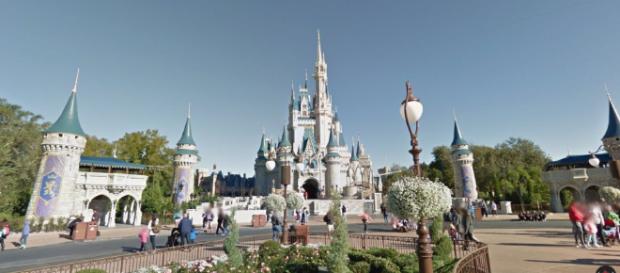 Disneyland puede ser un lugar confuso, esta práctica guía lo hace fácil y divertido. Disneyland puede ser un lugar confuso, esta práctica guía lo hace fácil y divertido.