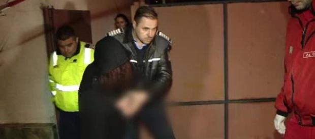 Educatoarea din Timișoara a fost dusă la spital sub escortă Educatoarea din Timișoara a fost dusă la spital sub escortă