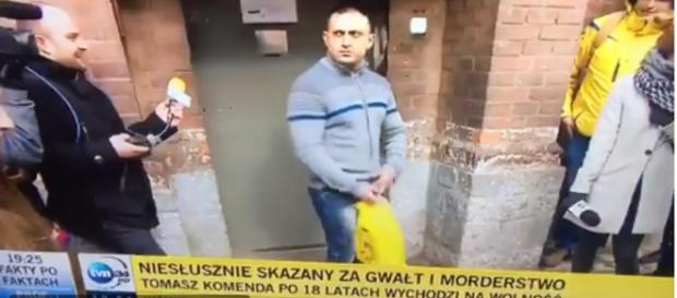 Niesłusznie skazany za gwałt i morderstwo zignorował dziennikarzy TVN24. Niesłusznie skazany za gwałt i morderstwo zignorował dziennikarzy TVN24.