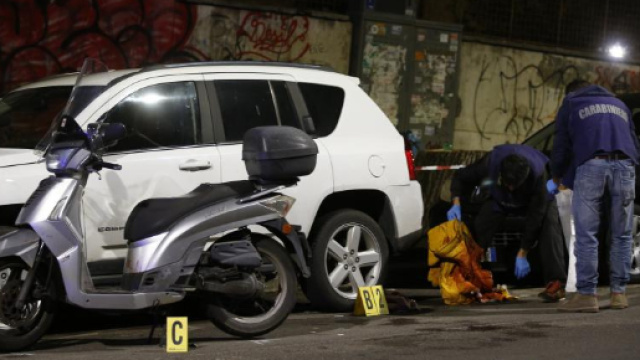 Roma, non si fermano all'alt, carabiniere spara e ferisce due ... - lapresse.it
