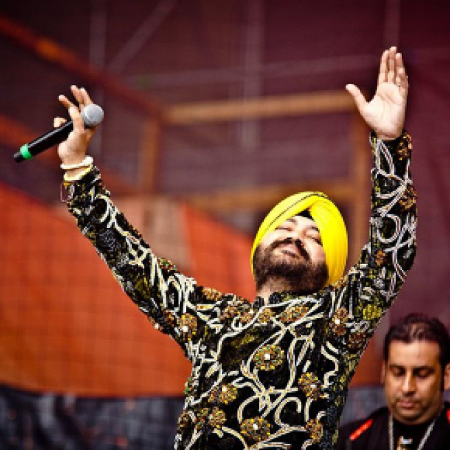 Popular singer Daler Mehndi on stage. (Image via Phronesisindia - Wikimedia Commons)