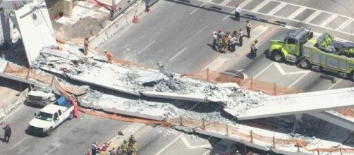Se cae puente peatonal en Florida