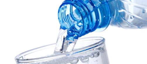 Acqua in bottiglia: microplastica pericolosa per i consumatori