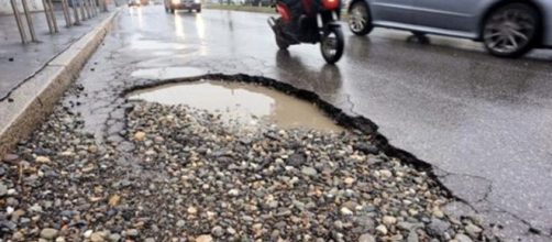 Voragini e strade dissestate: ora le auto dei vigili tappano i buchi - napolitoday.it