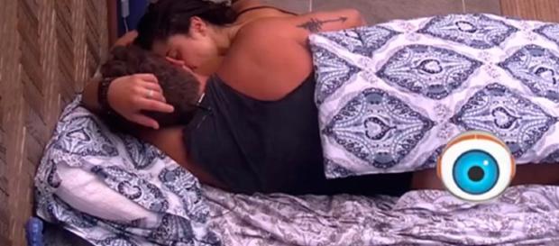 Breno mostrou demais debaixo do edredom Breno mostrou demais debaixo do edredom