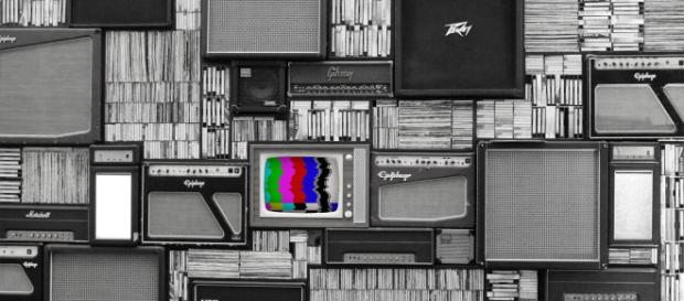 Desde el nacimiento de la imprenta, pasando por la radio, la televisión, el cine,… y la llegada de Internet: los anuncios nos rodean Desde el nacimiento de la imprenta, pasando por la radio, la televisión, el cine,… y la llegada de Internet: los anuncios nos rodean