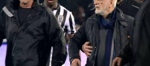 El presidente entró al campo con un arma El presidente entró al campo con un arma
