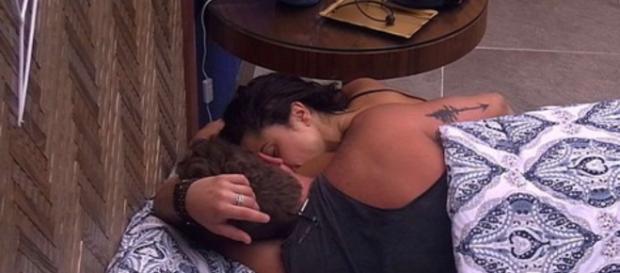 Paula assumiu o romance com Breno, não ligando mais para Ana Clara Paula assumiu o romance com Breno, não ligando mais para Ana Clara