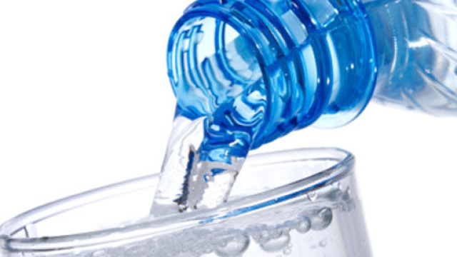 Acqua in bottiglia: microplastica pericolosa per i consumatori