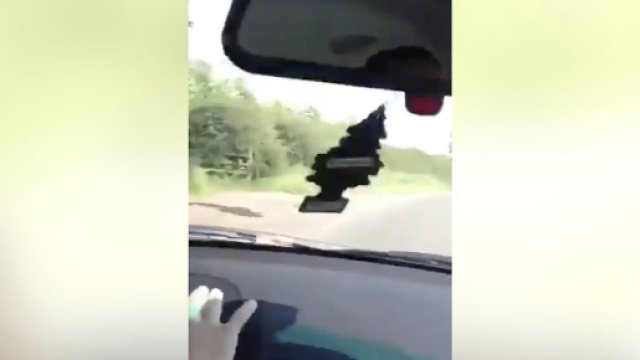 Ciclista spinto nel fosso da un gruppo di bulli