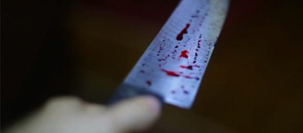 Mulher apresentava vários golpes de faca no pescoço, peito e mãos Mulher apresentava vários golpes de faca no pescoço, peito e mãos