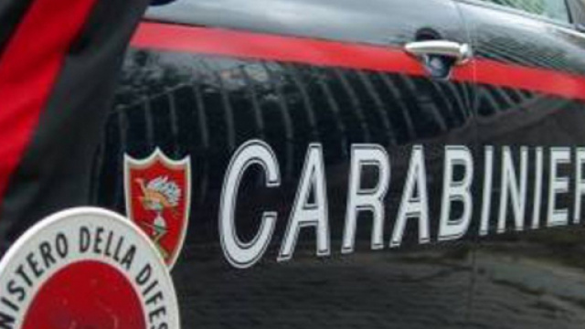 Roma: carabinieri inseguono un'autovettura e sparano accidentalmente a una madre e una figlia.