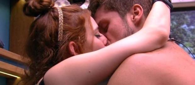 Breno e Ana Clara conversaram durante a festa no BBB18 Breno e Ana Clara conversaram durante a festa no BBB18