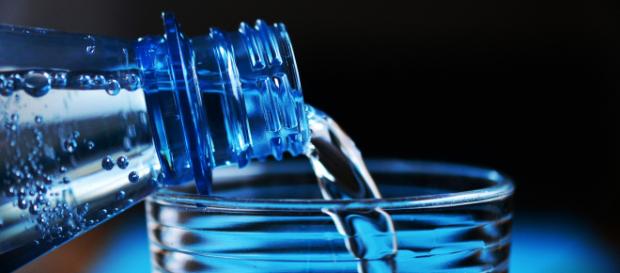 Garrafas de água potável estão contaminadas com microplásticos. Garrafas de água potável estão contaminadas com microplásticos.