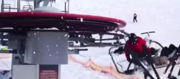 Skiers desperately try to jump from out-of-control ski lift pahomova_enduro22 | Instagram Skiers desperately try to jump from out-of-control ski lift pahomova_enduro22 | Instagram