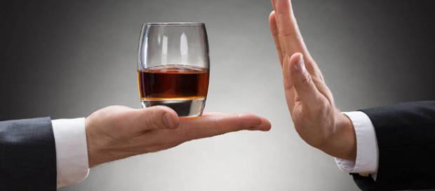 ¿Sufres de ansiedad social? Si lo haces, puedes notar cómo, después de algunas copas con amigos, esa ansiedad parece desaparecer mágicamente. ¿Sufres de ansiedad social? Si lo haces, puedes notar cómo, después de algunas copas con amigos, esa ansiedad parece desaparecer mágicamente.