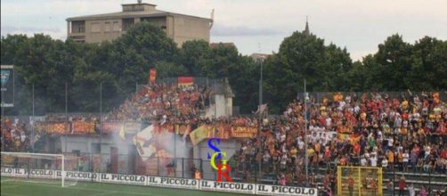 I tifosi del Lecce nella trasferta di Alessandria dello scorso anno. Foto Salento Giallorosso.