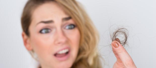 La pérdida de cabello afecta también a muchas mujeres. La pérdida de cabello afecta también a muchas mujeres.