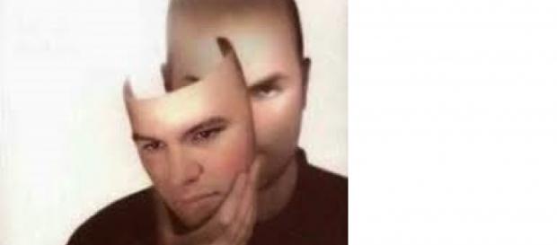 Persona que actúa con falsedad o desvergüenza descarada Persona que actúa con falsedad o desvergüenza descarada