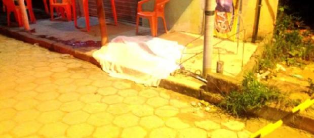 Polícia tenta localizar suspeitos que executaram traficando com mais de 30 tiros Polícia tenta localizar suspeitos que executaram traficando com mais de 30 tiros