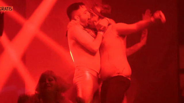 Emigratis: Pio e Amedeo si baciano in discoteca