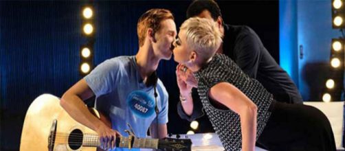 Katy Perry le roba un beso concursante de American Idol