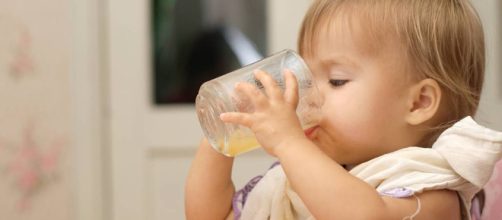 LLos expertos advierten a los padres que no den jugos de fruta a bebés menores de 12 meses