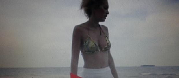 Elena Morali con un oggetto che sembra un cellulare nei leggings Elena Morali con un oggetto che sembra un cellulare nei leggings