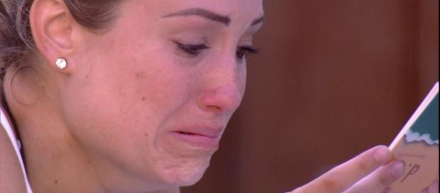 Jéssica se emociona ao ler livro de cabeça para baixo no BBB 18 Jéssica se emociona ao ler livro de cabeça para baixo no BBB 18