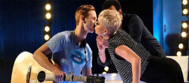 Katy Perry le roba un beso concursante de American Idol Katy Perry le roba un beso concursante de American Idol