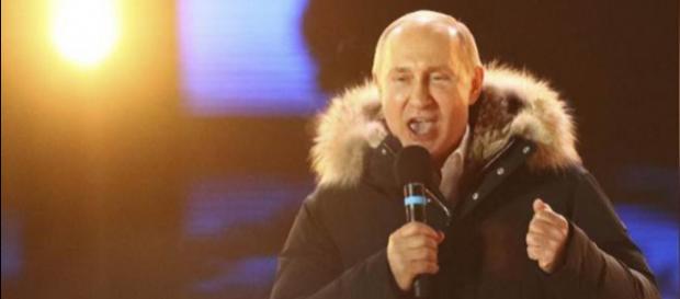 Putin mulțumind simpatizanților după ce a fost reales în Piața Roșie din Moscova - Foto: www.financialexpress.com Putin mulțumind simpatizanților după ce a fost reales în Piața Roșie din Moscova - Foto: www.financialexpress.com