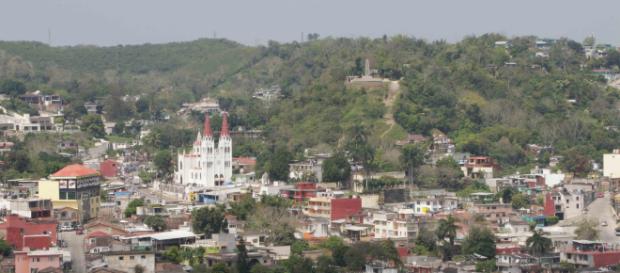 Vista desde la cumbre donde baila el "Volador" sobre viendo el pueblo mágico. Vista desde la cumbre donde baila el "Volador" sobre viendo el pueblo mágico.